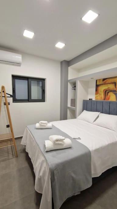 Faronita - Luxury Apt In The Heart Of Kalamata Esterno foto