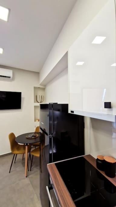 Faronita - Luxury Apt In The Heart Of Kalamata Esterno foto